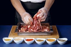 僅100個(gè)位，月均營(yíng)收卻超百萬(wàn)的中式現(xiàn)拌烤肉店是如何設(shè)計(jì)出來(lái)的？